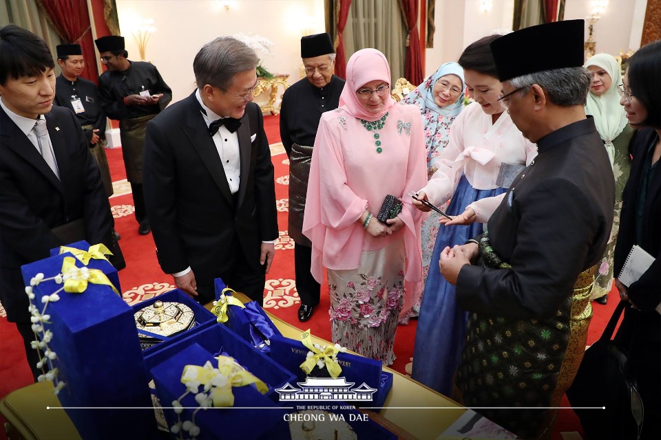 말레이시아를 국빈 방문 중인 문재인 대통령이 13일 오후(현지 시간) 말레이시아 국립왕궁에서 열린 국빈만찬에서 말레이시아 전통식기를 선물 받고 있다. (사진출처 : 청와대 페이스북)