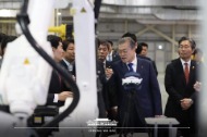 문재인 대통령이 22일 대구 달성군 현대로보틱스를 방문해 성윤모 산자부 장관 등 관계자들과 로봇시연을 보고 있다. (사진출처 : 청와대 페이스북)