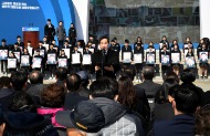 이낙연 국무총리가 22일 대전현충원에서 열린 서해 수호의 날 기념식에 참석, 서해수호 55용사 다시부르기 에필로그 낭독 및 기념사를 하고 있다. 