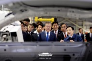 문재인 대통령이 22일 대구 달성군 현대로보틱스를 방문해 로봇 시연을 살펴보고 있다. (사진출처 : 청와대 페이스북)