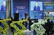 문재인 대통령이 22일 오전 대구 달성군 현대로보틱스에서 열린 '로봇 산업 육성 전략보고회'에서 인사말을 하고 있다. 