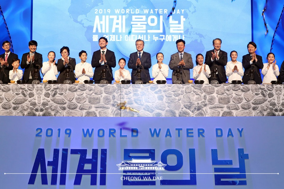 문재인 대통령이 22일 오후 대구 엑스코에서 열린 2019 세계 물의 날 행사에서 합창단 어린이들과 마중물 퍼포먼스를 한 뒤 박수치고 있다.