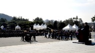 이낙연 국무총리가 22일 대전현충원에서 열린 서해 수호의 날 기념식에 참석, 서해수호 55용사 다시부르기 에필로그 낭독 및 기념사를 하고 있다. 