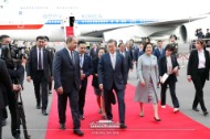 중앙아시아 3개국을 순방 중인 문재인 대통령과 부인 김정숙 여사가 18일(현지 시간) 우즈베키스탄 타슈켄트 국제공항에 도착, 압둘라 아리모프 총리의 영접을 받고 있다. (사진출처 : 청와대 페이스북)