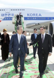 투르크메니스탄을 국빈 방문 중인 문재인 대통령이 18일(현지 시간) 투르크멘바시 국제공항에 도착해 구르반굴리 베르디무하메도프 대통령의 영접을 받으며 이동하고 있다. 