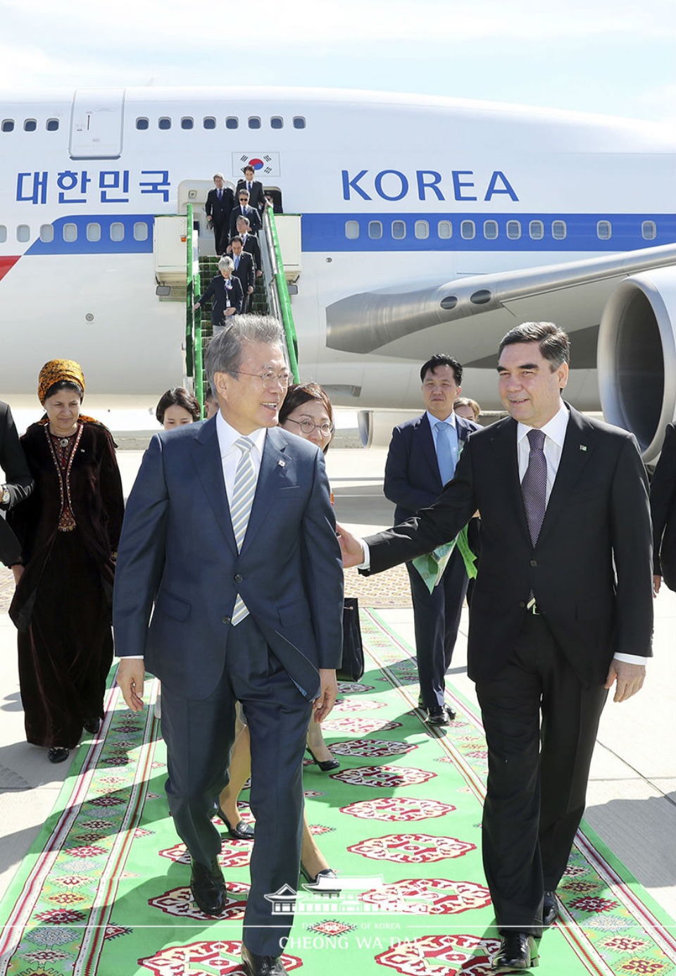 투르크메니스탄을 국빈 방문 중인 문재인 대통령이 18일(현지 시간) 투르크멘바시 국제공항에 도착해 구르반굴리 베르디무하메도프 대통령의 영접을 받으며 이동하고 있다. 