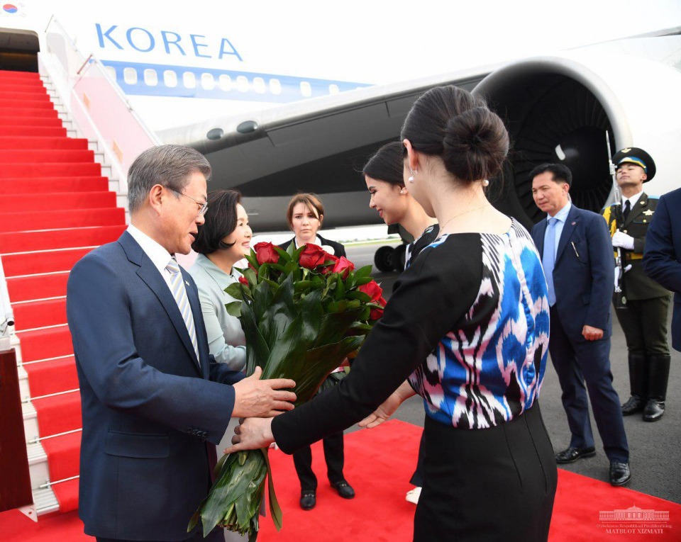 중앙아시아 3개국을 순방 중인 문재인 대통령과 부인 김정숙 여사가 18일(현지 시간) 우즈베키스탄 타슈켄트 국제공항에 도착해 환영 꽃다발을 받고 있다. (사진출처 : 청와대 페이스북)