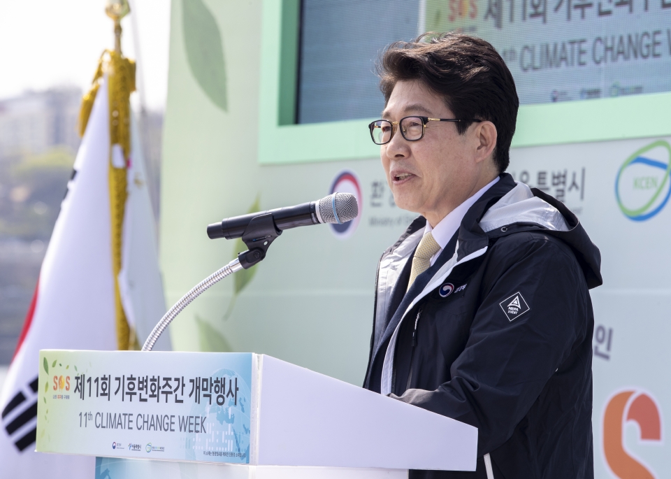 조명래 환경부 장관이 19일 오후 서울 용산구 이촌한강공원에서 열린 ‘제11회 기후변화주간 개막행사’에 참석하여 축사하고 있다.