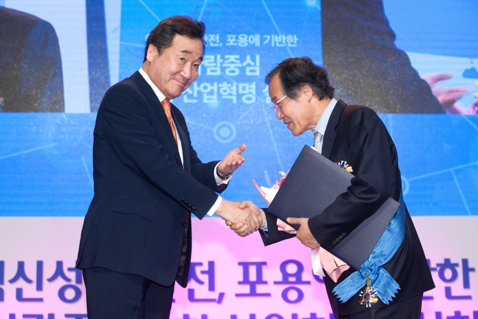과학기술정보통신부, 방송통신위원회, 한국정보방송통신대연합, 한국과학기술단체총연합회가 22일 오후 서울 중구 동대문디자인플라자에서 '2019년 과학정보통신의 날 기념식'을 개최했다.

