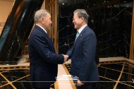 카자흐스탄을 국빈방문 중인 문재인 대통령이 22일 오후(현지 시간) 나자르바예프 센터에서 나자르바예프 초대 대통령과 면담을 하고 있다. 