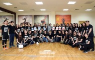 카자흐스탄을 국빈방문 중인 김정숙 여사가 22일(현지 시간) 나자르바예프 대학교 K-POP 동호회 학생들의 연습실을 방문해 기념촬영을 하고 있다.