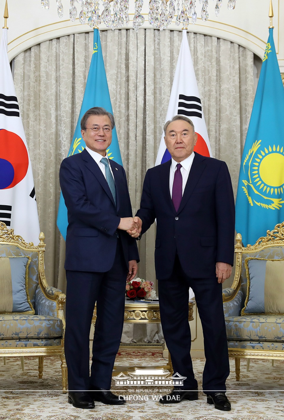 카자흐스탄을 국빈방문 중인 문재인 대통령이 22일 오후(현지 시간) 나자르바예프 센터에서 나자르바예프 초대 대통령과 면담을 하고 있다. 