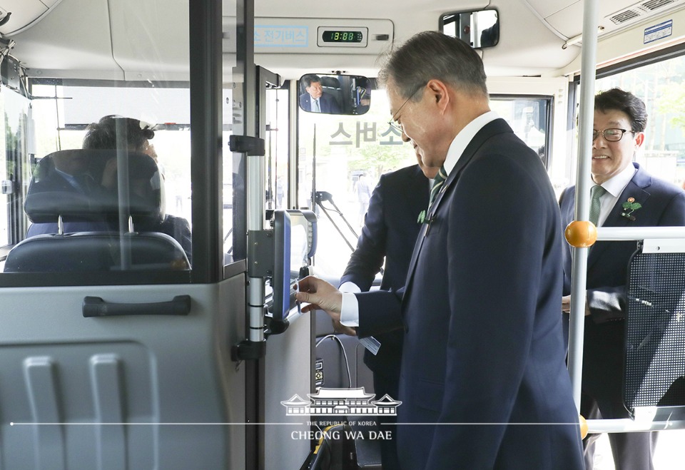 문재인 대통령이 5일 오후 경남 창원 컨벤션센터에서 환경의날 기념식을 마친 후 수소 버스를 타고 도심형 수소 충전소로 이동하고 있다. 