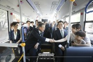 문재인 대통령이 5일 오후 경남 창원 컨벤션센터에서 환경의날 기념식을 마친 후 수소 버스를 타고 도심형 수소 충전소로 이동하고 있다.