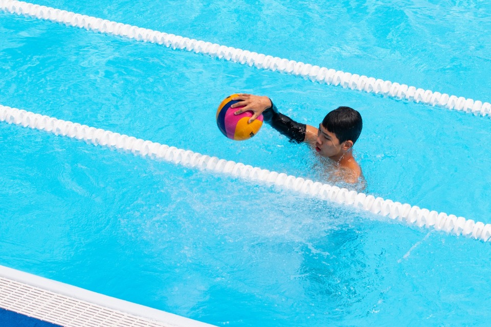 서울체고 수구팀이 광주세계수영선수권대회 수구경기장에서 자원봉사를 하고 있다. 수구 자원봉사자는 한 경기에 수십 번 입수해 수영으로 아웃 된 공을 가져온다.