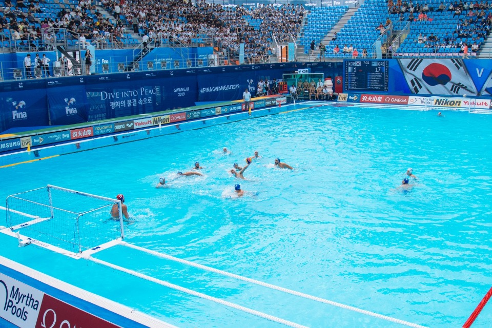 서울체고 수구팀이 광주세계수영선수권대회 수구경기장에서 자원봉사를 하고 있다. 수구 자원봉사자는 한 경기에 수십 번 입수해 수영으로 아웃 된 공을 가져온다.