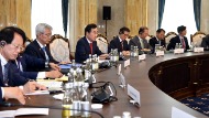 키르기스스탄을 공식 방문 중인 이낙연 국무총리가 18일(현지 시간) 수도인 비슈케크시의 대통령관저에서 무하메드칼르이 아블가지예프 총리와 회담을 하고 있다. 