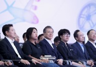 문재인 대통령이 20일 전북 전주 효성첨단소재 전주공장에서 열린 탄소섬유 신규 투자 협약식에 참석하고 있다. 