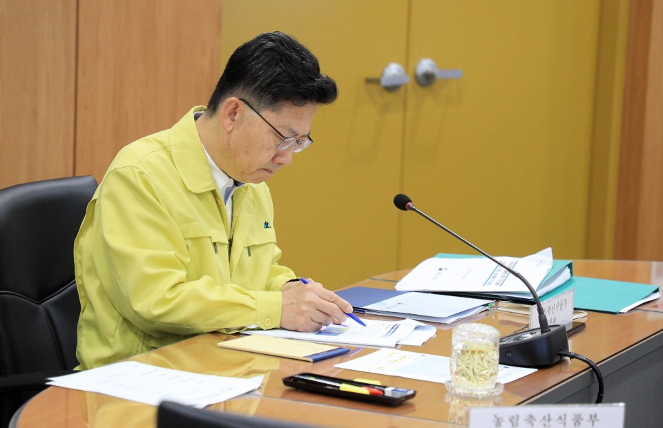 김현수 농림축산식품부 장관이 9월 22일(일) 정부세종청사 중앙사고수습본부에서 태풍 및 아프리카돼지열병 발생에 따른 대응상황을 점검하였다. 