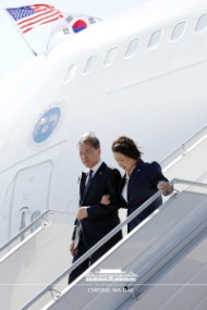 제74차 유엔총회 참석차 미국을 방문한 문재인 대통령과 김정숙 여사가 22일 오후(현지시간) 뉴욕 JFK 국제공항에 도착, 전용기에서 내려오고 있다.