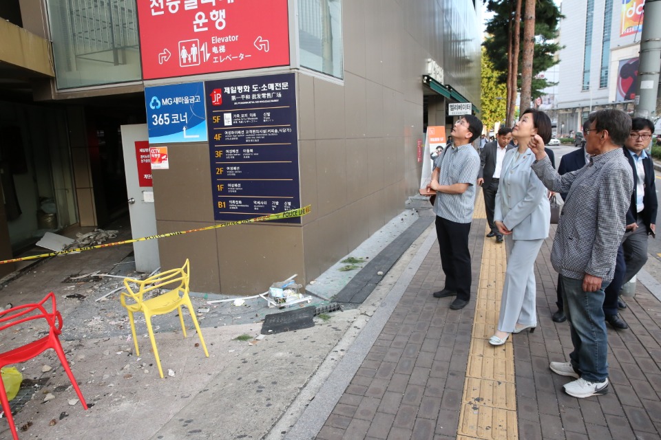 박영선 중소벤처기업부 장관이 서울 제일평화시장 화재 피해 현장을 둘러보고 있다.

