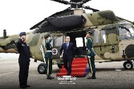 문재인 대통령이 한국형 기동헬기 수리온을 타고 1일 오전 대구 공군기지에서 열린 제71회 국군의 날 기념식에 참석하고 있다. (사진출처 : 청와대 페이스북)