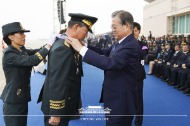 문재인 대통령이 1일 대구 공군기지에서 열린 제71주년 국군의 날 기념식에서 육군 교육사령관 최영철 중장에게 보국훈장을 수여하고 있다.
