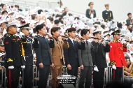 1일 대구 공군기지에서 열린 제71주년 국군의 날 기념식에서 유준상, 엄기준 등 뮤지컬 배우들과 군인장병들이 함께 군가를 부르고 있다.