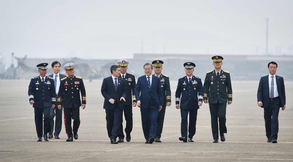문재인 대통령과 정경두 장관이 1일 대구 공군기지에서 열린 제71주년 국군의 날 기념식에 참석하고 있다.