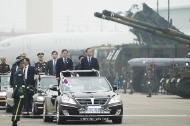 문재인 대통령이 1일 오전 대구 공군기지(제11전투비행단)에서 열린 '제71주년 국군의 날 행사'에서 육,해,공군 전력 지상사열을 받고 있다. 