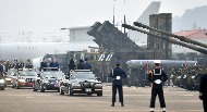 문재인 대통령과 정경두 장관이 1일 대구 공군기지에서 열린 제71주년 국군의 날 기념식에 육·해·공군 전력 사열을 하고 있다. 