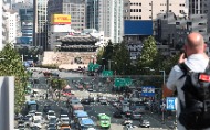 8일 점심 시간, 서울역 고가 보행길 '서울로 7017'을 찾은 시민들이 파란 가을 하늘과 선선한 가을 바람을 맞으며 주변 도심을 둘러보고 있다.