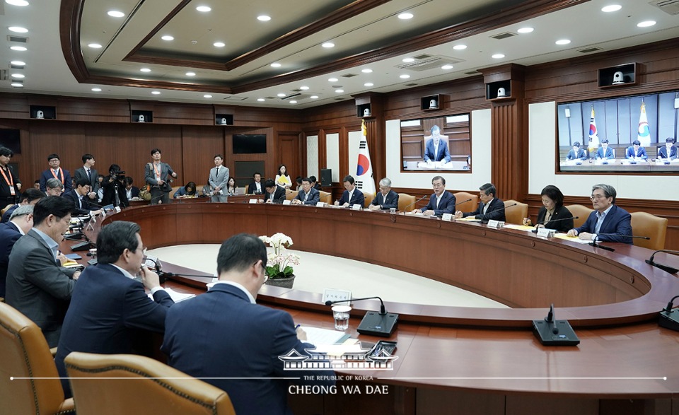 문재인 대통령이 17일 오후 서울 종로구 정부서울청사에서 경제장관회의를 주재하고 있다.