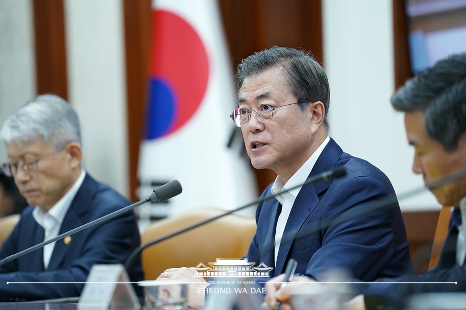 문재인 대통령이 17일 오후 서울 종로구 정부서울청사에서 경제장관회의를 주재하고 있다. 