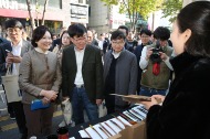 박영선 중소벤처기업부 장관이 9일 신촌 연세로에서 개최된 '가치삽시다! 소상공인 한마당' 행사에 참석하여 행사장을 둘러보고 있다.