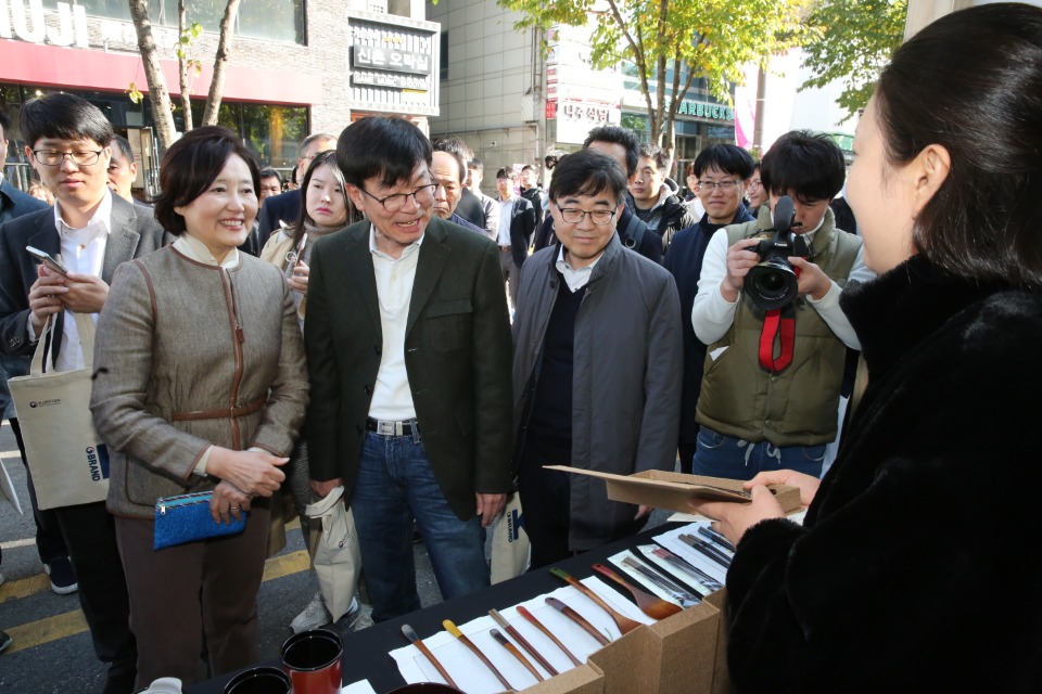 박영선 중소벤처기업부 장관이 9일 신촌 연세로에서 개최된 '가치삽시다! 소상공인 한마당' 행사에 참석하여 행사장을 둘러보고 있다.