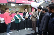 박영선 중소벤처기업부 장관이 9일 신촌 연세로에서 개최된 '가치삽시다! 소상공인 한마당' 행사에서 오픈 스튜디오를 방문하여 1인 크리에이터와 이야기를 나누고 있다.