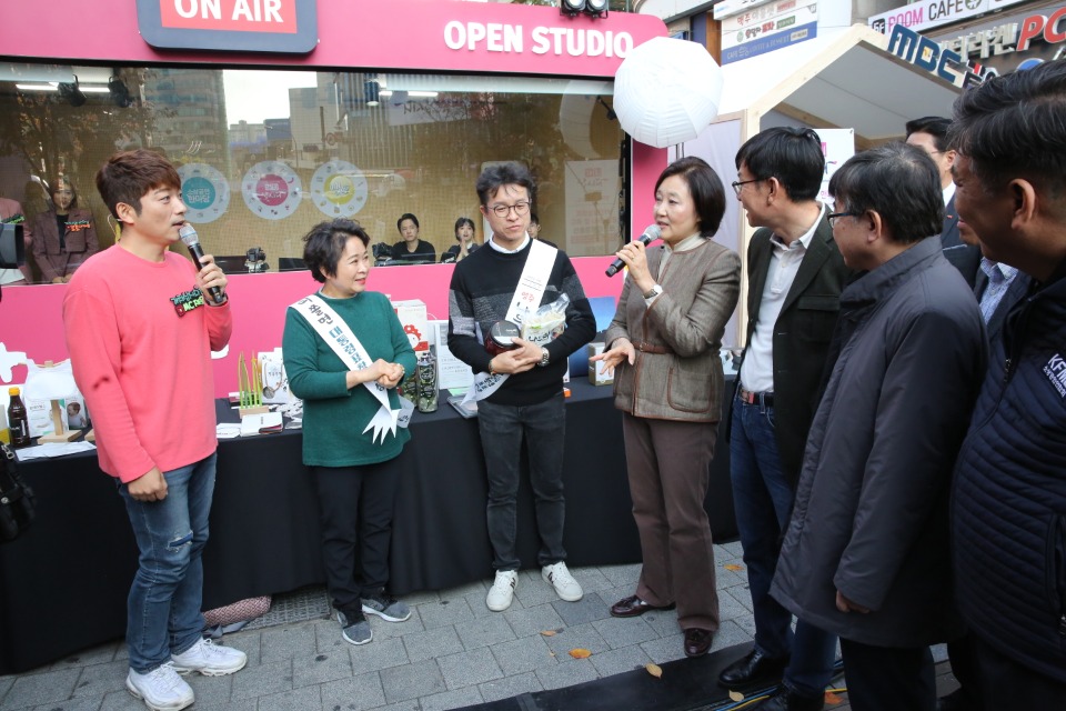 박영선 중소벤처기업부 장관이 9일 신촌 연세로에서 개최된 '가치삽시다! 소상공인 한마당' 행사에서 오픈 스튜디오를 방문하여 1인 크리에이터와 이야기를 나누고 있다.
