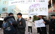 14일 2020학년도 대학수학능력시험 치러지는 서울시교육청 13지구 제12시험장인 여의도고등학교 정문에서 후배들이 시험장으로 들어가는 선배들을 선생님과 함께 응원하고 있다.