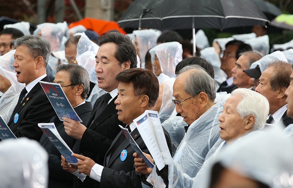 이낙연 국무총리가 17일 서울 덕수궁 중명전에서 열린 제80회 순국선열의 날 기념식에서 기념사를 하고 있다. 