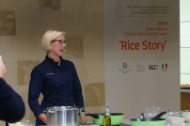 19일 농림축산식품부와 한식진흥원은 이탈리아 음식주간(11월 18~24일)을 맞아 한국과 이탈리아 간 농식품 분야 교류를 활성화하기 위해 '한-이탈리아 음식문화 교류전'을 열었다. 
<br/>
'닮은 듯 다른 쌀 이야기'를 주제로 서울 중구 한식문화관에서 열린 이번 행사에서는 이탈리아의 쌀 음식을 우리나라 쌀 발효음식과 비교하는 다양한 프로그램이 마련됐다.
<br/>
이종국 한식 푸드 아티스트가 차를 이용한 원소병(찹쌀경단을 띄운 음료)과 해초밥을, 이탈리아의 팔마 도노프리오 요리사가 파르메산 치즈와 버섯, 채소를 곁들인 리소토를 선보였다.
<br/>
사진은 Palma D'Onofrio 셰프 시연 모습.