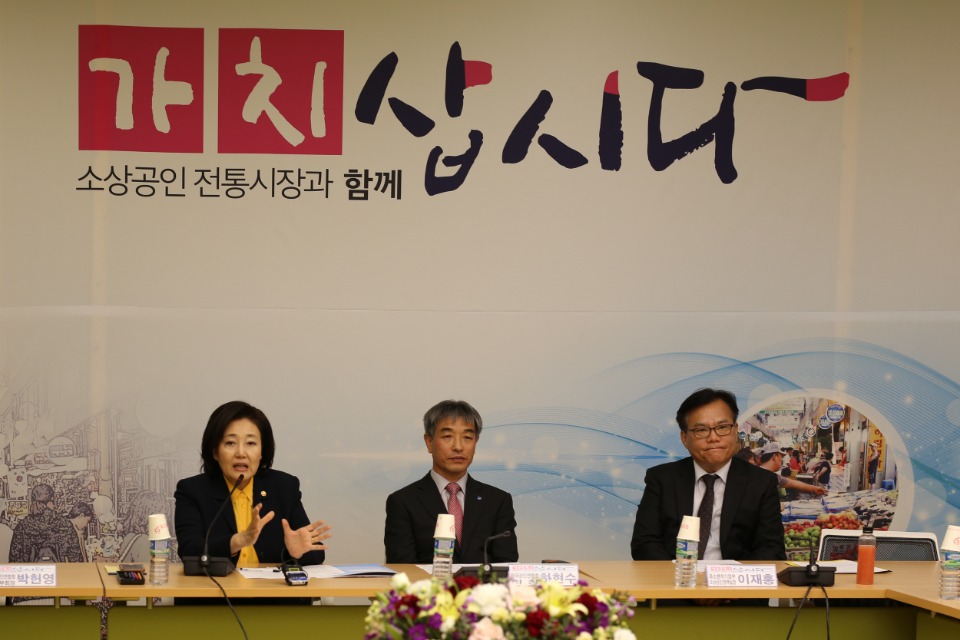 박영선 중소벤처기업부 장관이 22일 서울역에서 열린 전국상인연합회간담회에서 인사말을 하고있다.