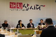 박영선 중소벤처기업부 장관이 22일 서울역에서 열린 전국상인연합회간담회에서 인사말을 하고있다.