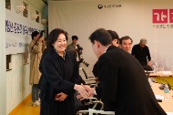 박영선 중소벤처기업부 장관이 전국상인연합회 관계자들과 인사를 나누고 있다.