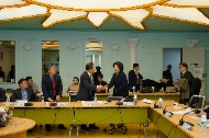 박영선 중소벤처기업부 장관이 전국상인연합회 관계자들과 인사를 나누고 있다.