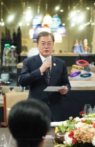 문재인 대통령이 26일 오후 부산 아세안문화원에서 열린 제1차 한-메콩 정상회의 환영 만찬에서 만찬사를 하고 있다.