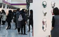 12일 서울 삼성동 코엑스에서 최신 공예품의 유행 및 경향을 한자리에서 볼 수 있는 ‘2019 공예트렌드 페어’가 열려 관람객들로 붐비고 있다. 