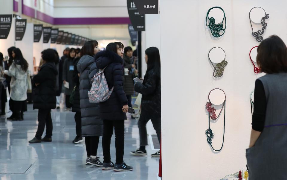 12일 서울 삼성동 코엑스에서 최신 공예품의 유행 및 경향을 한자리에서 볼 수 있는 ‘2019 공예트렌드 페어’가 열려 관람객들로 붐비고 있다. 
