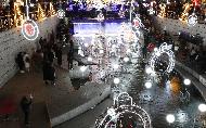 13일 청계광장에서 크리스마스 페스티벌을 알리는 개막행사가 열렸다. 이날 청계광장에 설치된 트리 및 청계천 주변 조형물이 연말 분위기를 물씬 풍기게 한다.