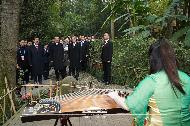 문재인 대통령과 아베 총리, 리커창 총리가 24일(현지시간) 중국 쓰촨성 청두 두보초당에서 연주를 감상하고 있다.
